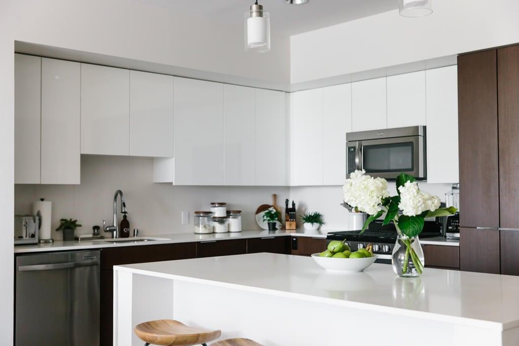 Eine minimalistische Küche gestalten. Meine Küche ist eine Mischung aus gemütlichem Minimalismus, warmer Moderne, skandinavischem und SoCal-Design. Hier sind 8 Tipps, die Ihnen helfen, Ihre Küche zu reinigen, aufzuräumen und ein wenig Minimalismus zu leben.
