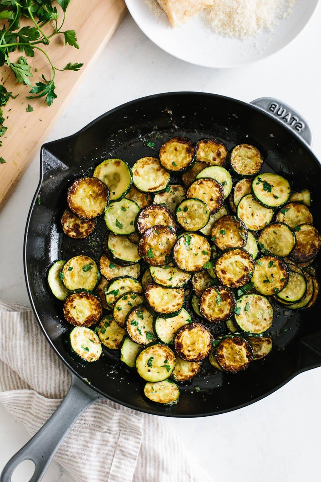 Über 20 beste Zucchini-Rezepte 7 Gedünstete Zucchini in einer Pfanne.