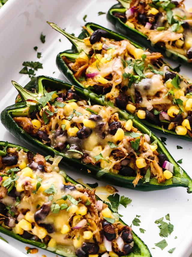 Die 15+ besten Schongarer-Rezepte 7 Auflaufform gefüllt mit Carnitas-gefüllten Poblano-Paprika.