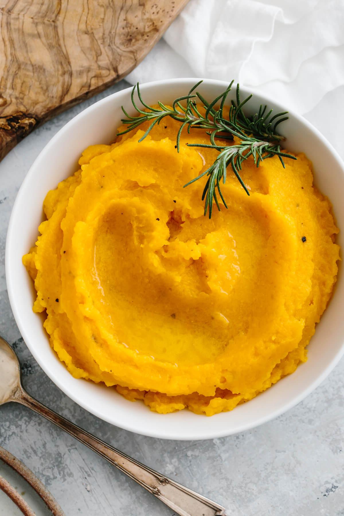 Die besten Butternusskürbis-Rezepte 7 Pürierter Butternusskürbis in einer weißen Schüssel.