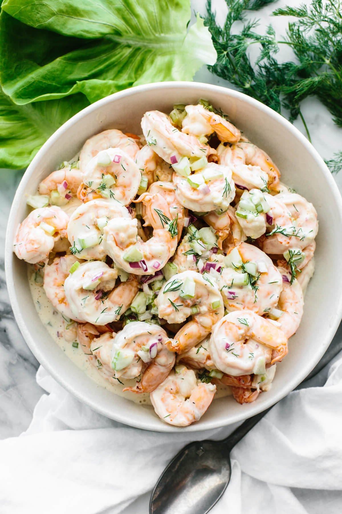 10+ beste Garnelenrezepte 7 Garnelensalat in einer großen weißen Schüssel.