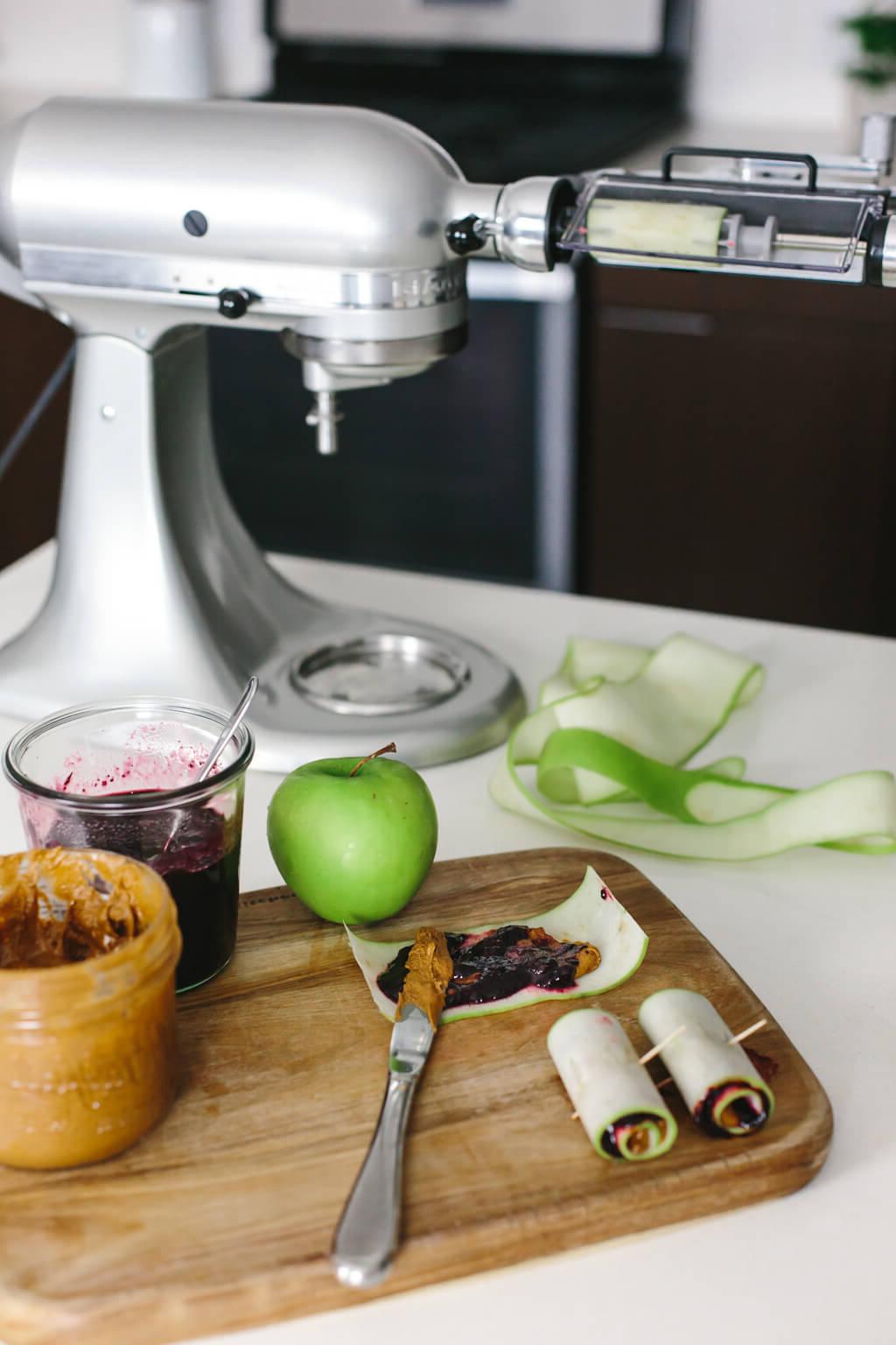 Der KitchenAid Gemüseschneider schneidet mühelos verschiedene Gemüsesorten in dünne oder dicke Blätter.