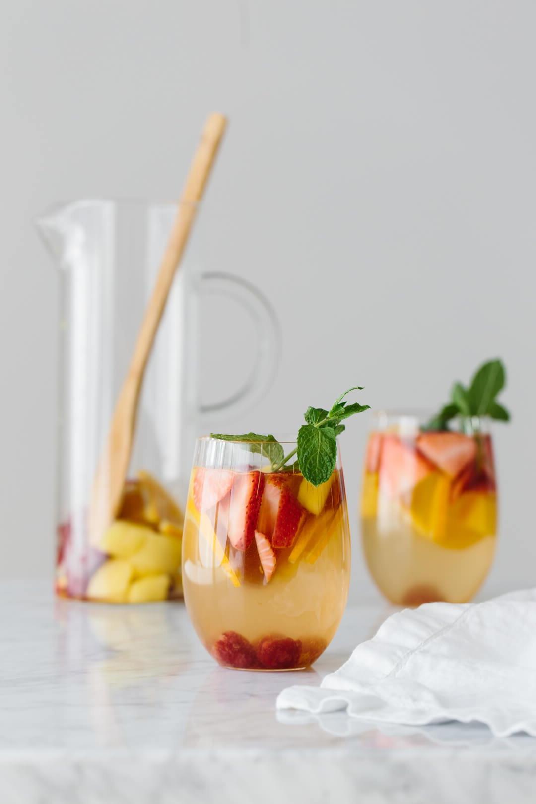 Diese Weißwein-Sangria mit Mango und Beeren ist der perfekte fruchtige Sommercocktail / Rezept für Weiße Sangria