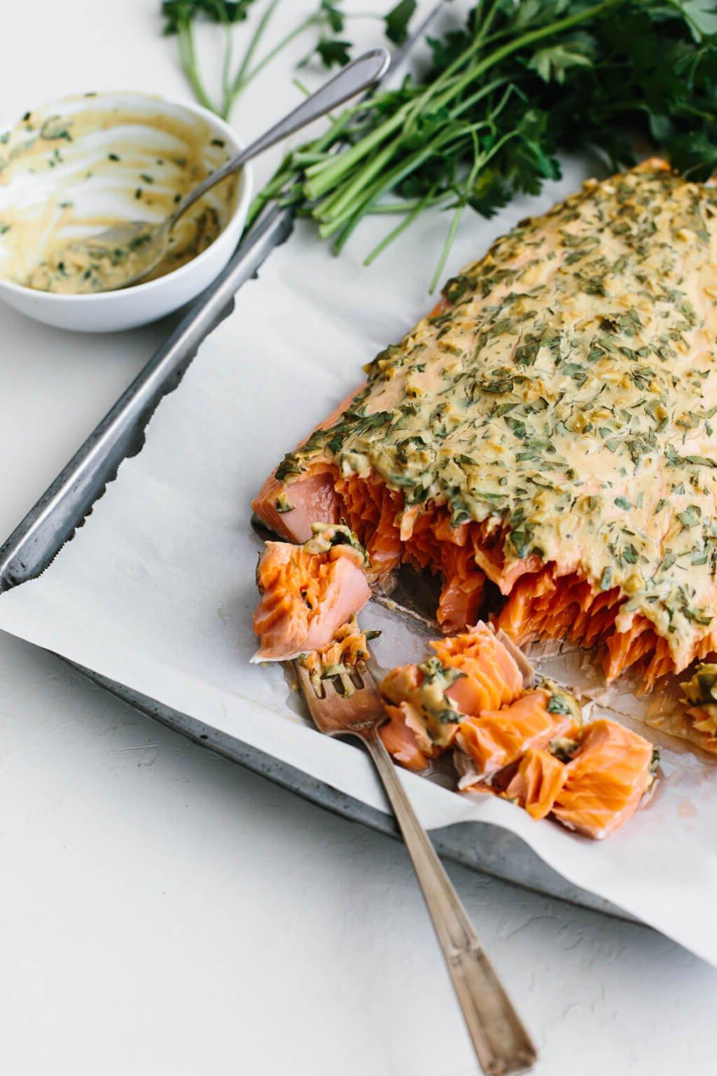 In Dijon gebackener Lachs ist eines meiner Lieblingsrezepte für einfachen und schnellen Lachs. Er ist unglaublich geschmackvoll und die Dijon-Kruste hält den Lachs saftig, leicht und schuppig. Es ist das perfekte gesunde Abendessen und kann in unter 30 Minuten zubereitet werden, ideal für eine schnelle Feierabendküche.