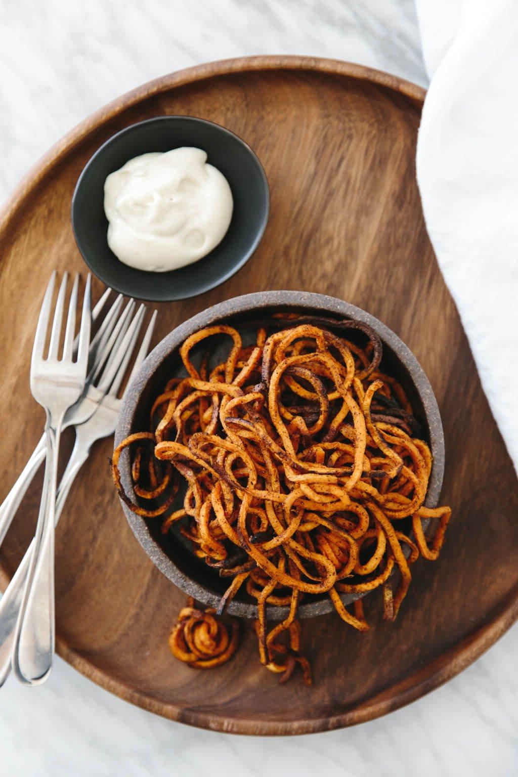 Über 15 Süßkartoffel-Rezepte zum Verlieben 7 (glutenfrei, Paleo) Lockige Süßkartoffel-Pommes lassen sich leicht mit einem Spiralschneider herstellen. Sie sind mit Paprika und Knoblauchpulver gewürzt und im Ofen gebacken, bis sie perfekt knusprig sind.