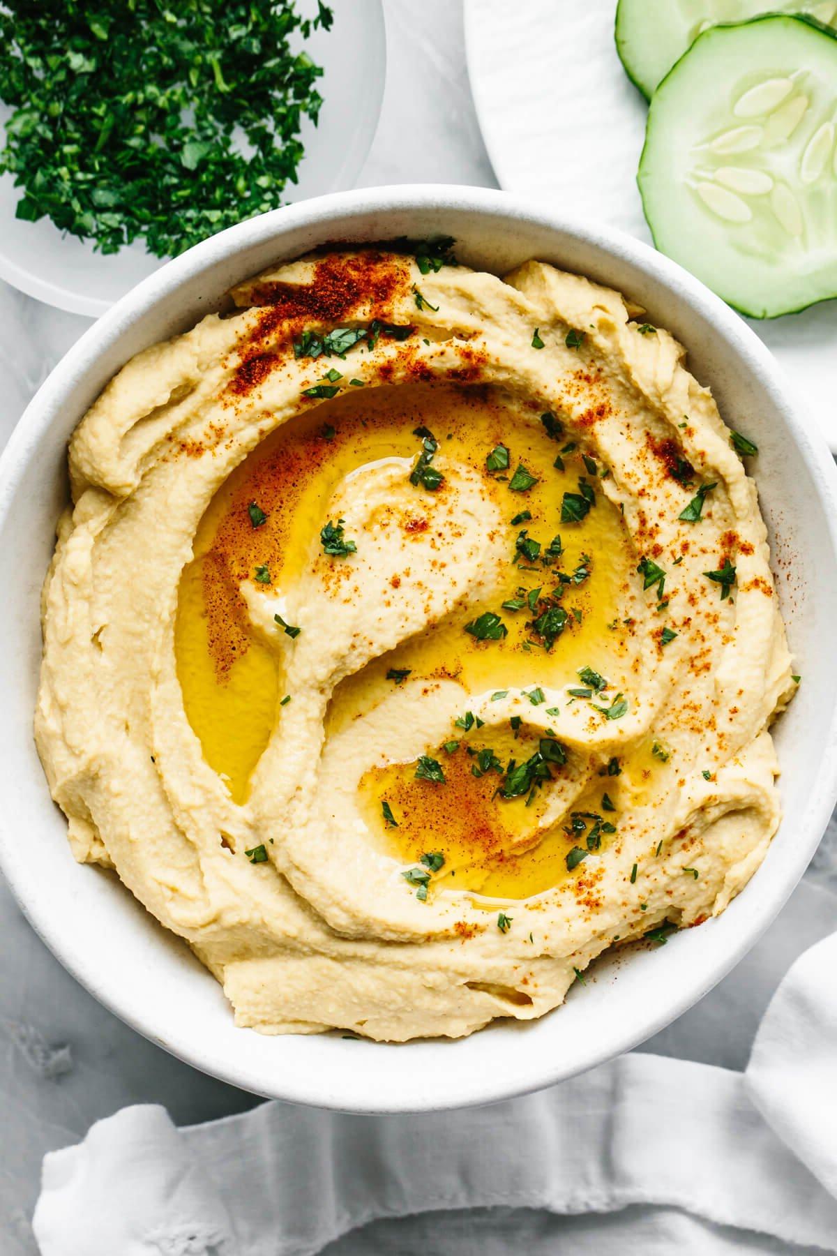 Die 60+ besten Mittelmeer-Diät-Rezepte 7 Eine Schüssel hausgemachter Hummus neben einer Serviette