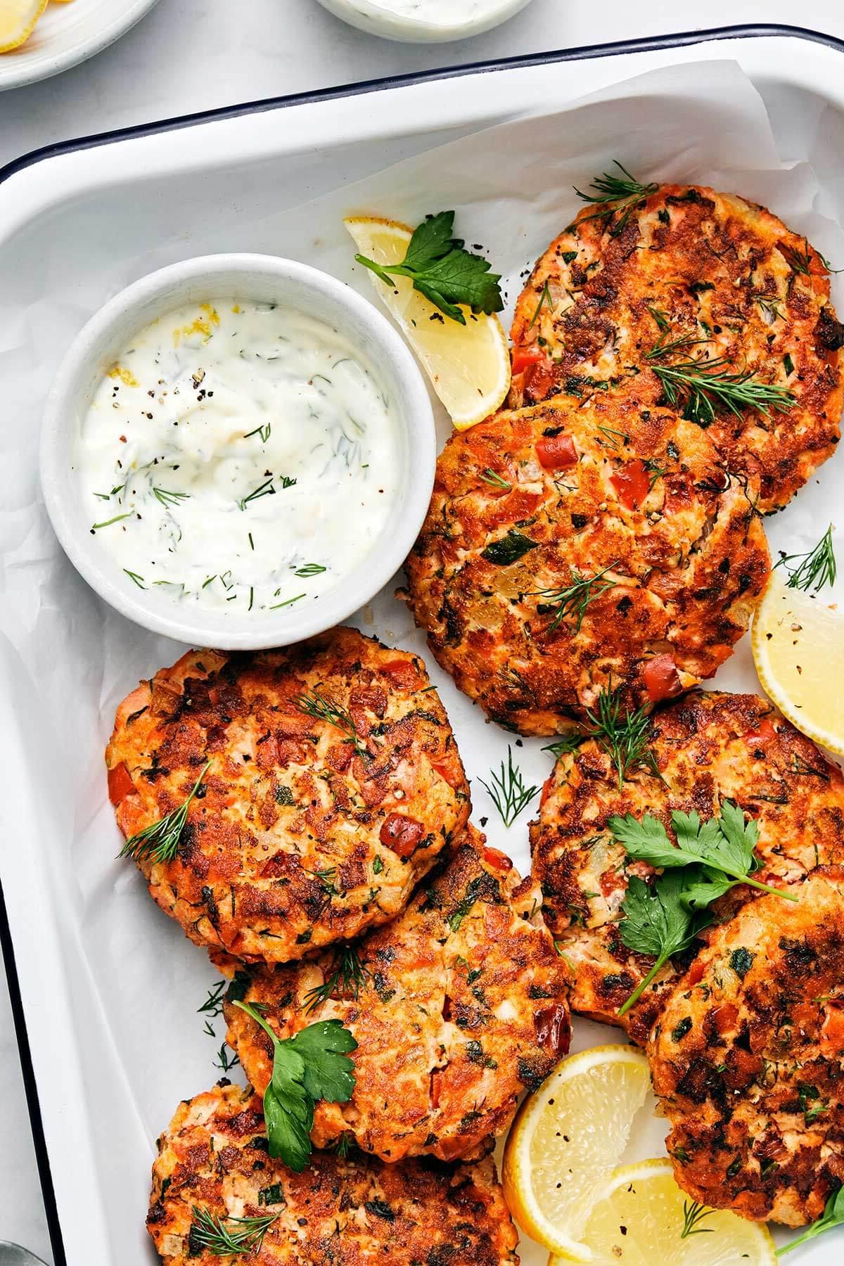 Die 60+ besten Mittelmeer-Diät-Rezepte 61 Lachspatties in einer Auflaufform.