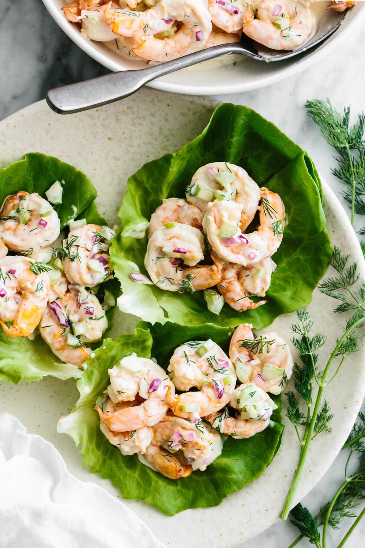 Über 50 einfache Whole30 Abendessen-Rezepte 62 Garnelensalat in Butterblattsalaten