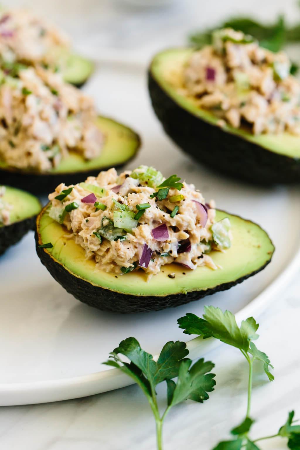 Über 50 einfache Whole30 Abendessen-Rezepte 63 Thunfisch-gefüllte Avocados sind ein köstliches kohlenhydratarmes, keto, Whole30 und Paleo-freundliches Mittags- oder Snackrezept. Eine einfache Kombination aus Thunfischsalat und Avocados sorgt für ein gesundes Mittagsrezept.