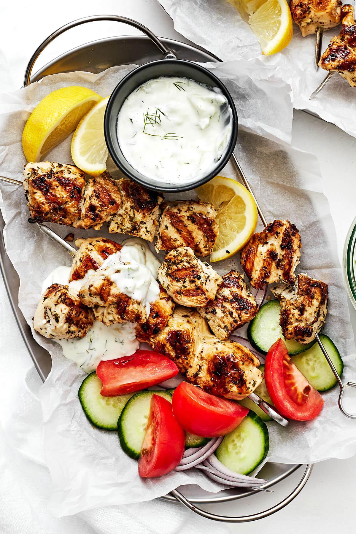Die 60+ besten Mittelmeer-Diät-Rezepte 66 Gegrilltes Hähnchen Souvlaki auf einem Teller