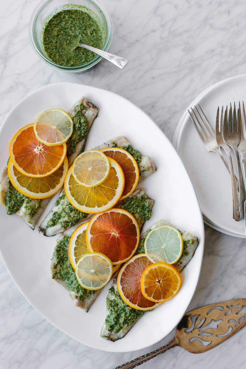 Über 50 einfache Whole30 Abendessen-Rezepte 68 Dieses geröstete Branzino mit Zitrus-Pesto-Rezept ist leicht, hell und extrem geschmackvoll. Es wird sicherlich Ihr Lieblingsfischrezept sein.
