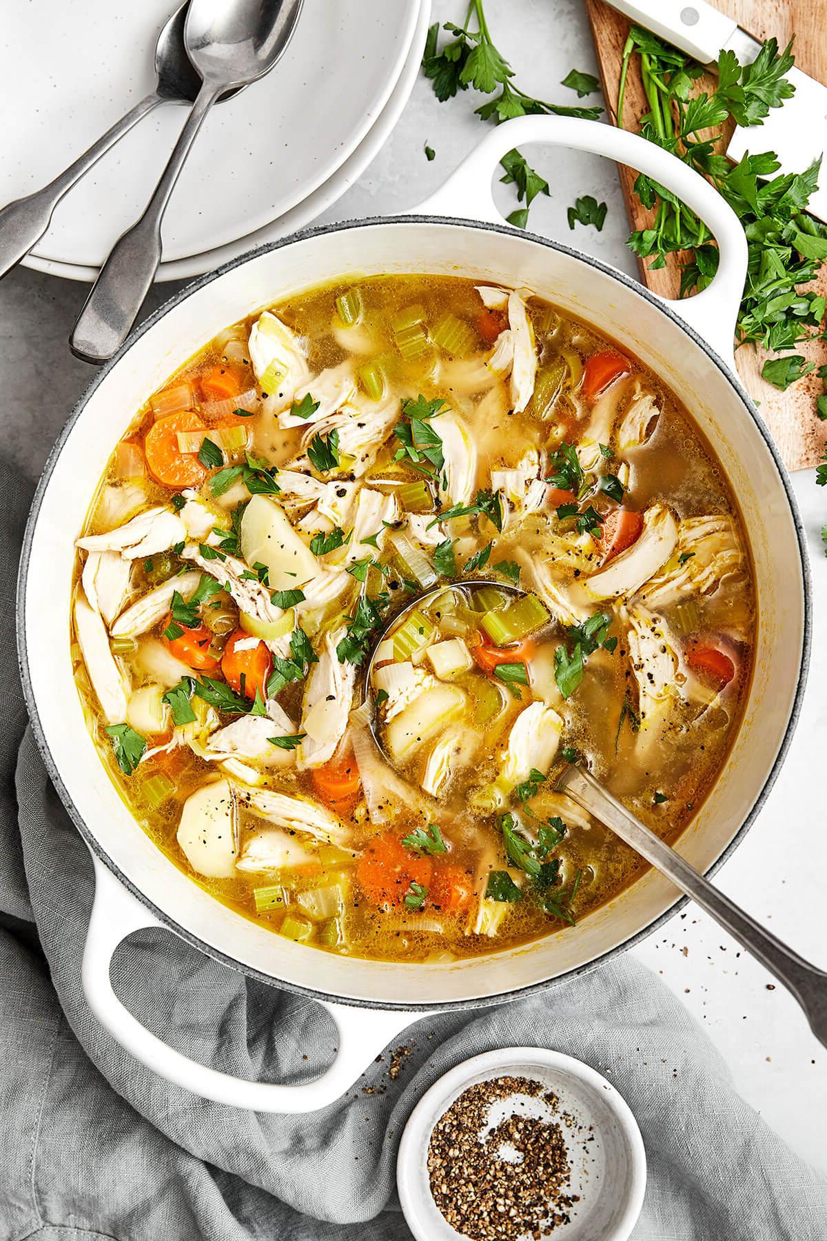 Die 60+ besten Mittelmeer-Diät-Rezepte 69 Ein großer Topf Hühnersuppe.