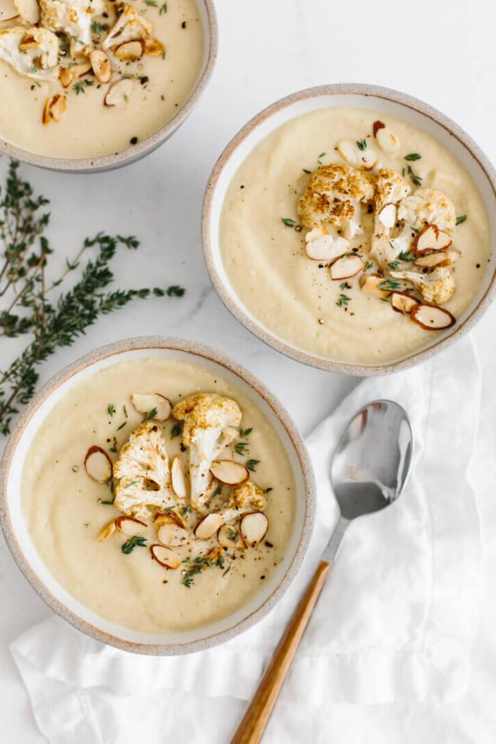 Thanksgiving Menü und Rezepte 5 Drei Schalen gerösteter Blumenkohlsuppe auf einem Tisch.