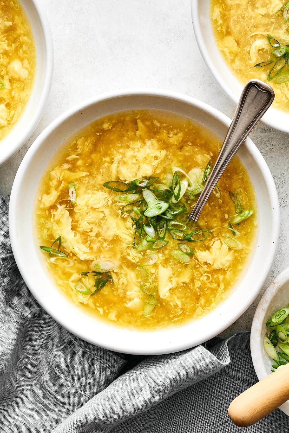 20+ Beste Suppenrezepte für Körper und Seele 8 Eine Schale Eierflockensuppe.