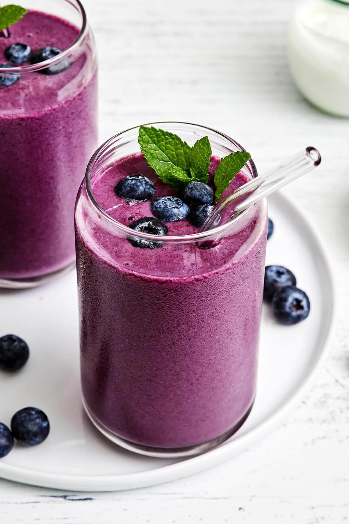 10+ Entzündungshemmende Getränke für mehr Wohlbefinden 8 Ein Glas Heidelbeer-Smoothie.