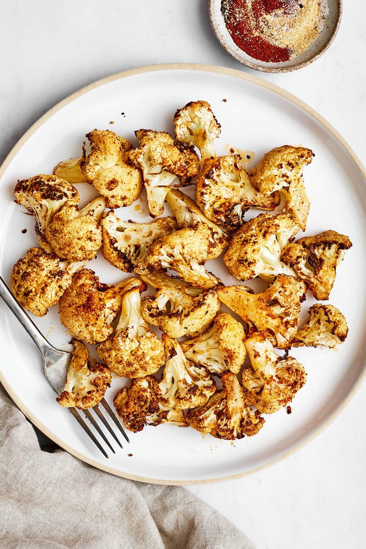 Einfache Heißluftfritteusen-Rezepte zum Immer-wieder-Zubereiten 8 Air fryer cauliflower on a plate
