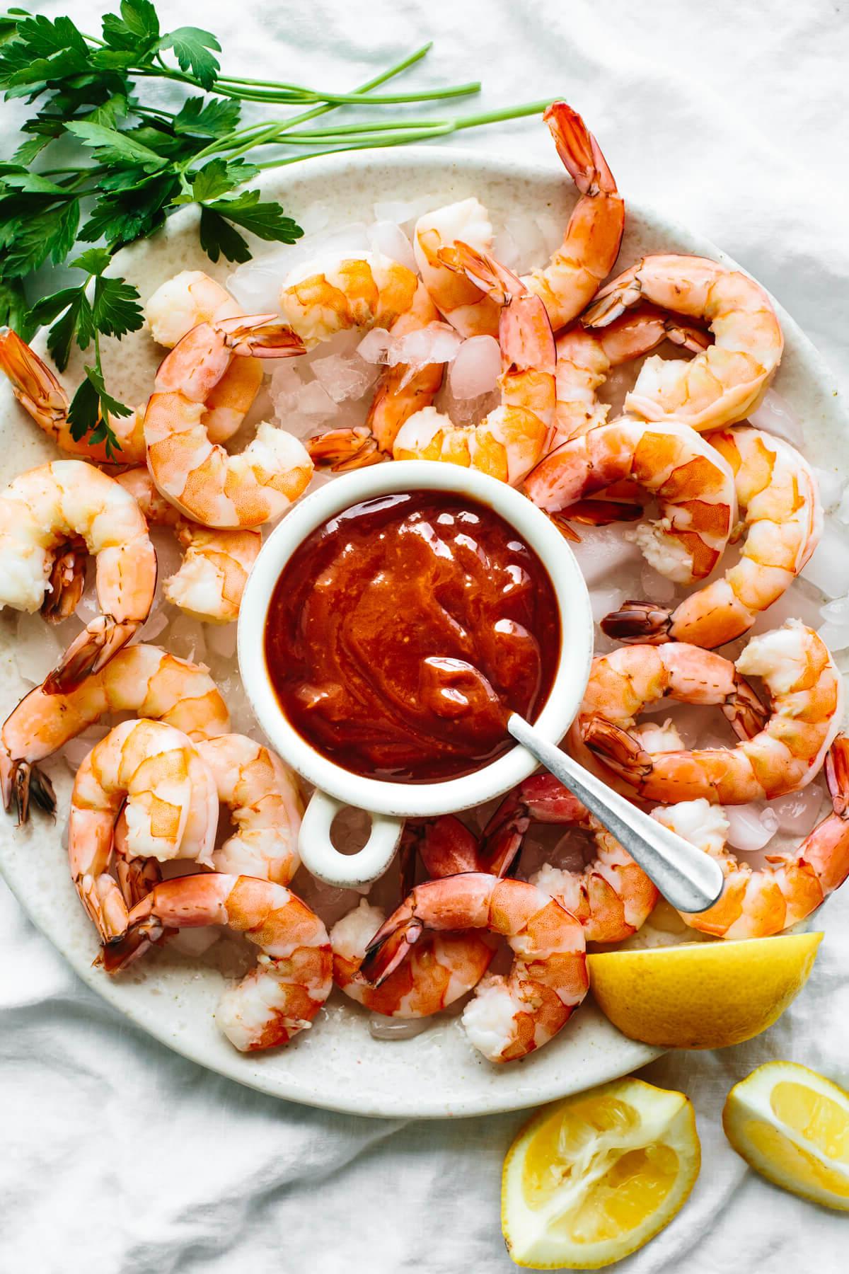 Die 10+ besten Weihnachts-Vorspeisen, die Ihre Gäste lieben werden 8 Shrimp-Cocktail auf einer Platte mit Sauce.