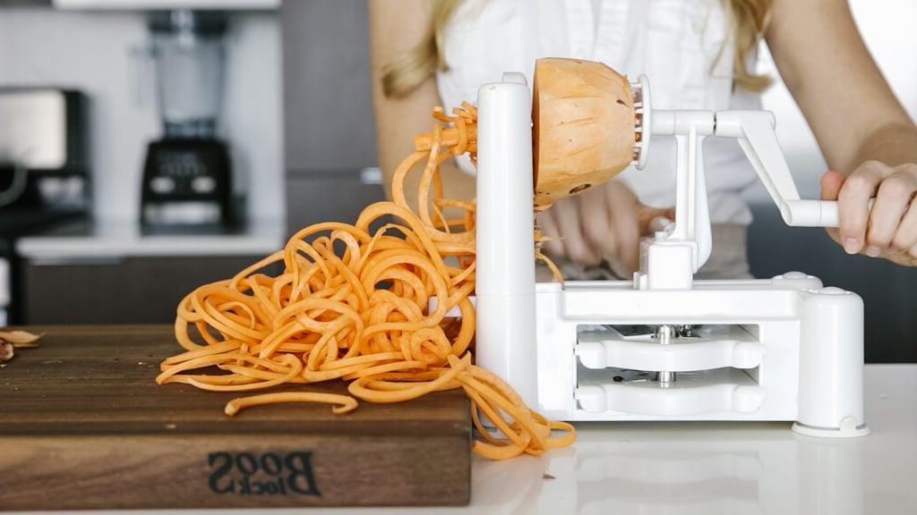 Der Spiralizer ist eines meiner Lieblingsküchengeräte. Hier sind meine bevorzugten Gemüsesorten zum Spiralisieren, Spiralizer-Tipps und Rezepte. Lernen Sie, wie man Süßkartoffel spiralisiert.