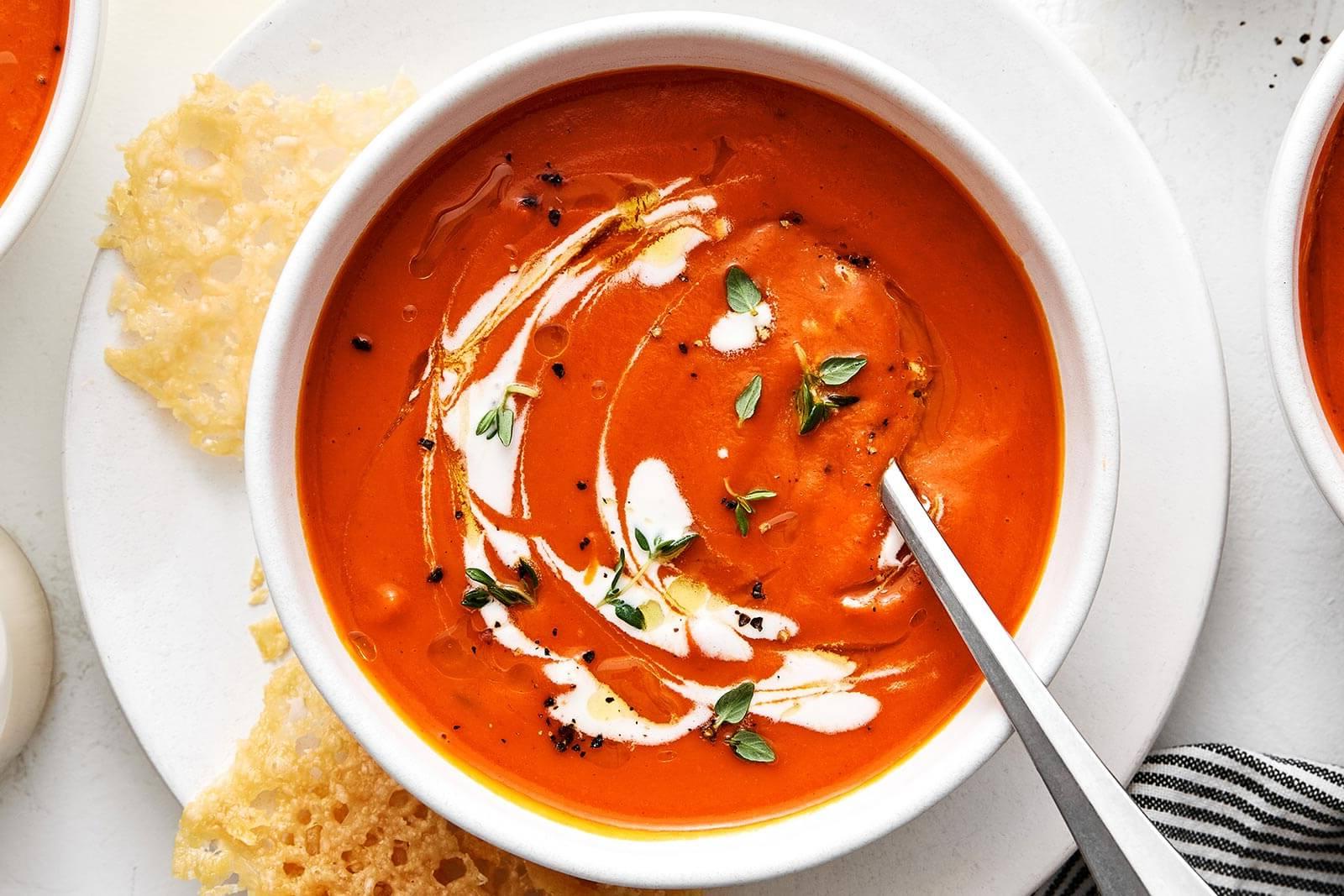 Eine Schüssel cremige Tomatensuppe.