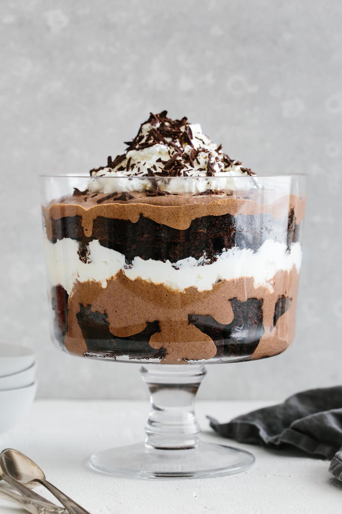 25+ Einzigartige Erntedankfest-Desserts 8 Ein geschichteter Brownie-Trifle in einer Trifle-Schüssel.