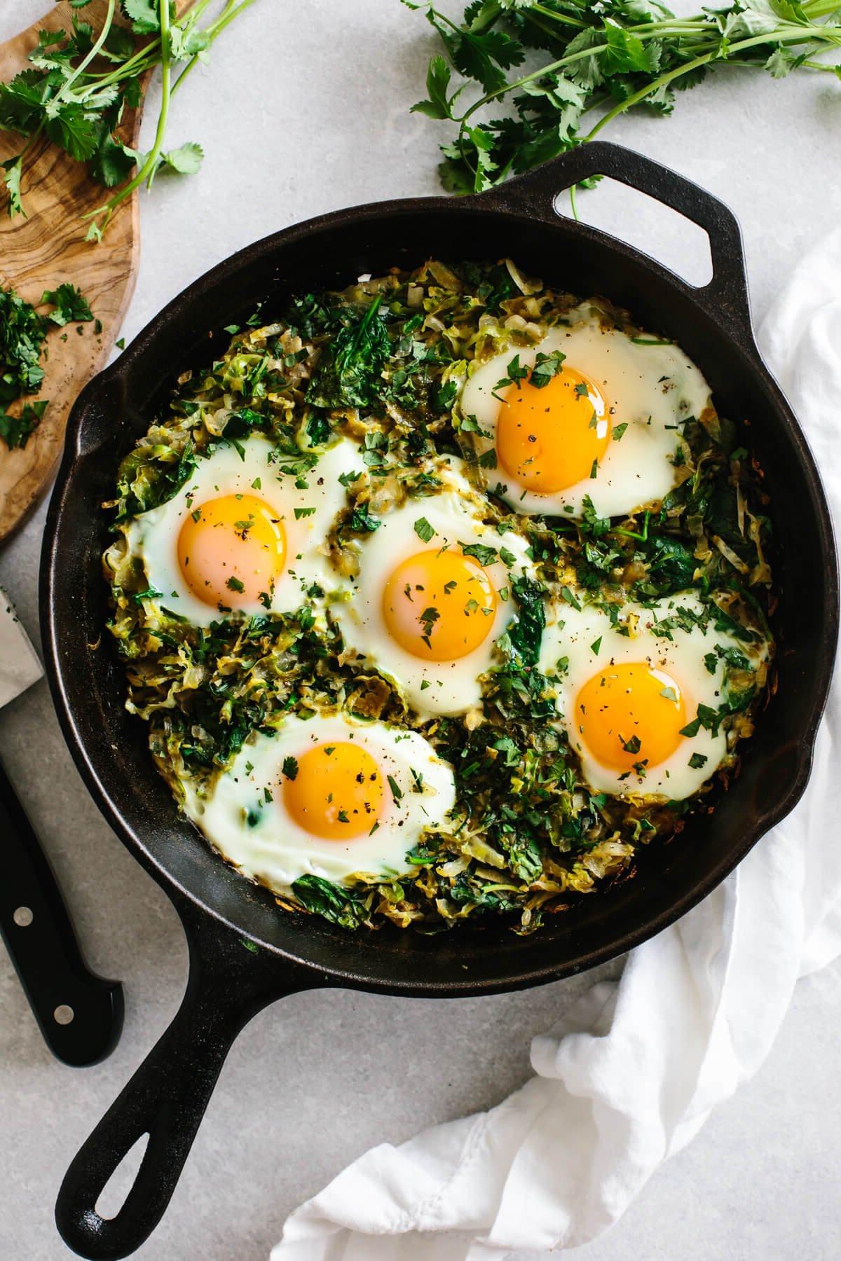 Über 20 beste Zucchini-Rezepte 8 Eine Gusseisenpfanne gefüllt mit grüner Shakshuka.
