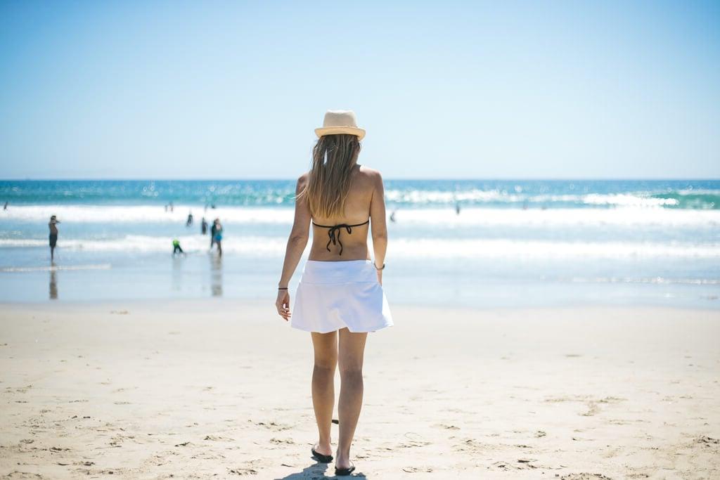 Über 40 gesunde Labor Day Rezepte für Picknick, Party oder Grillfest 5 Mädchen geht am Strand entlang.