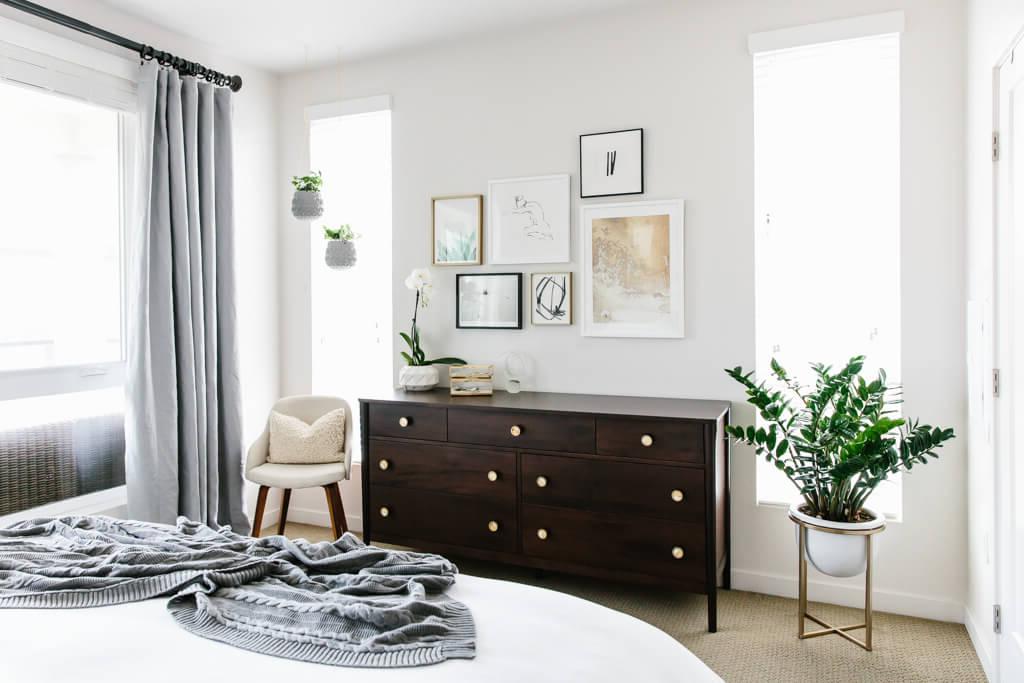 Mein modernes und minimalistisches Schlafzimmerdesign und -dekor. Mein Einrichtungsstil ist eine Mischung aus Minimalismus, Mid-Century Modern, Skandinavien und SoCal-Flair.