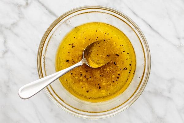 Apfelessig-Vinaigrette in einer Schüssel für einen Truthahn-Cobb-Salat.