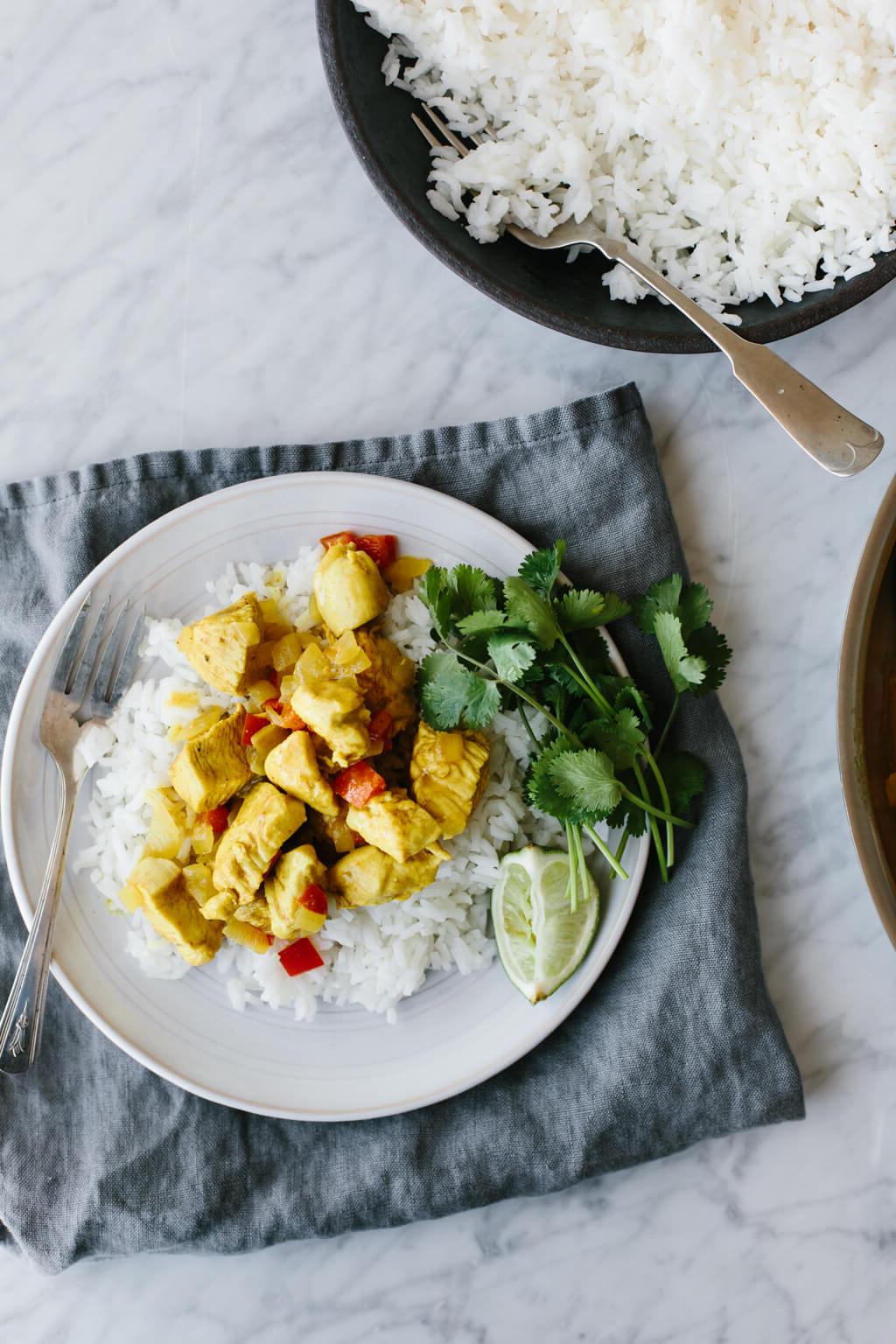 (glutenfrei, milchfrei, paleo) Dieses Kokos-Curry-Hähnchen ist ein gesundes Abendessen unter der Woche, das voller Geschmack ist. Das Hähnchen köchelt in Currysauce und Kokosmilch für eine einfache One-Pan-Mahlzeit.