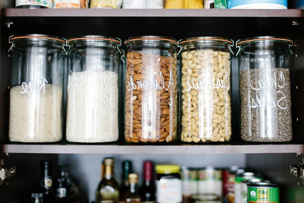 Vorratsschrank Organisation Ideen – Tipps für einen gesunden Vorratsschrank und die Umstellung auf Glasbehälter.