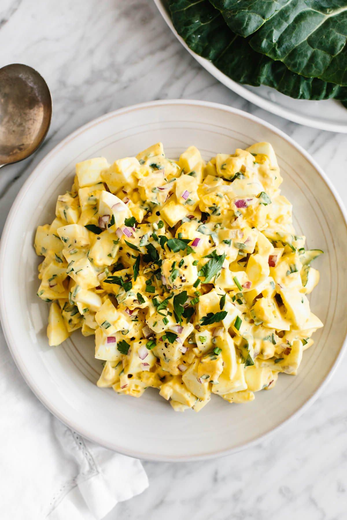 Über 50 einfache Whole30 Abendessen-Rezepte 8 Ein Teller Eiersalat