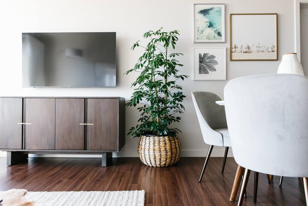 Tour durch mein modernes, minimalistisches Wohnzimmer. Mein Einrichtungsstil ist eine Mischung aus Minimalismus, Mid-Century Modern, Skandinavien und SoCal-Flair. Helle, offene Raumgestaltung mit warmen Teppichen.