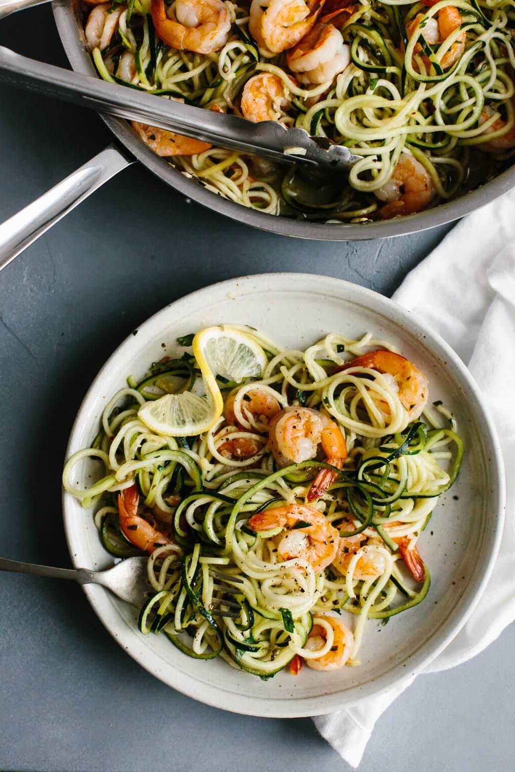 30 gesunde Rezepte in 30 Minuten oder weniger 8 Diese Zucchini-Pasta mit Zitrone-Knoblauch-Garnelen ist eine köstliche, glutenfreie (und natürlich kohlenhydratarme) Version von Garnelen-Scampi und Linguini. Traditionelle Pasta wird durch Zucchini-Nudeln oder Zucchini-Pasta für eine leichtere, gesündere Mahlzeit ersetzt.