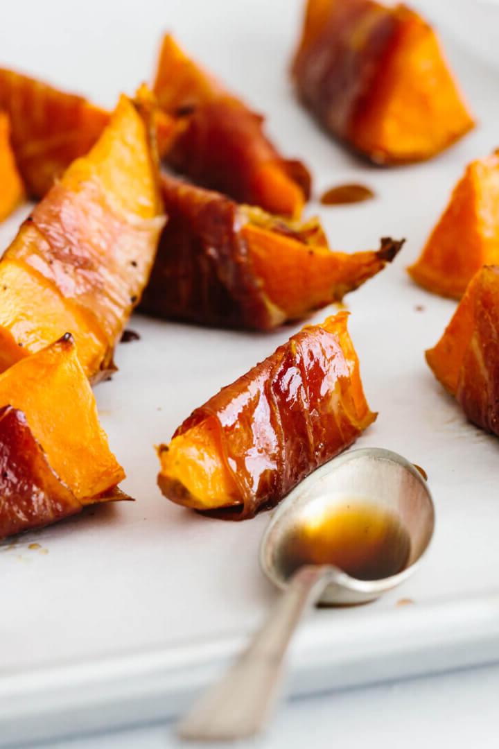 Über 15 Süßkartoffel-Rezepte zum Verlieben 8 Ein einzelnes Stück Süßkartoffel, in Prosciutto gewickelt und gebacken.