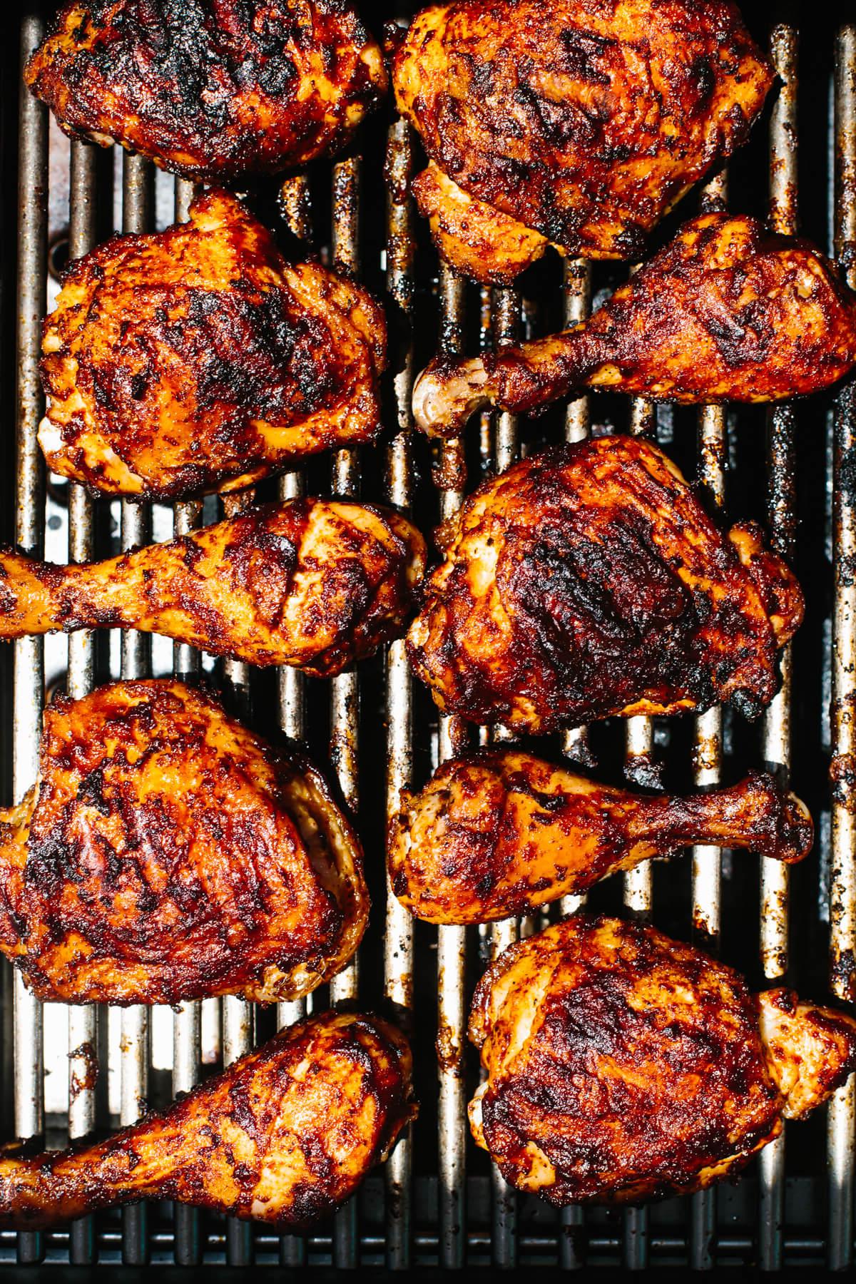Über 30 festliche Rezepte zum 4. Juli 8 BBQ-Hähnchen auf einem Grill