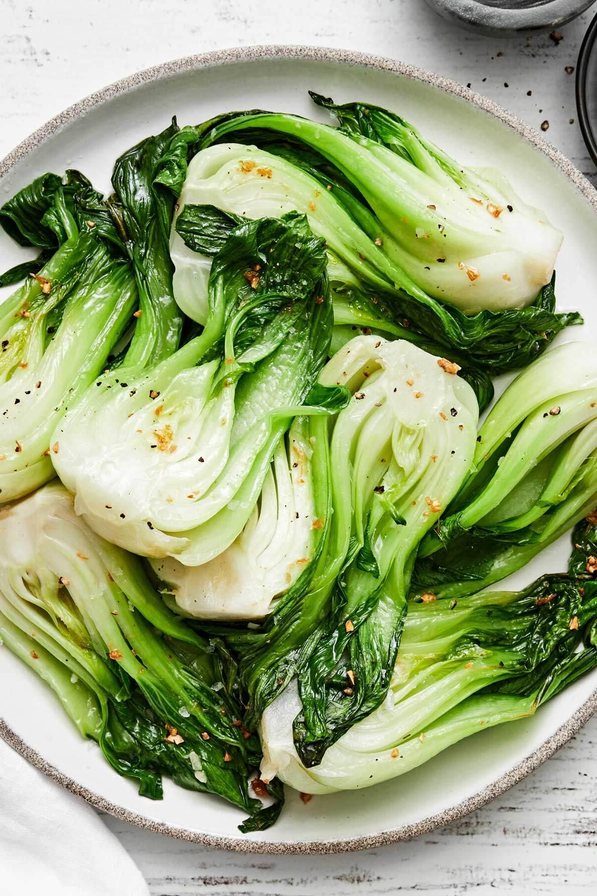 Über 50 einfache Whole30 Abendessen-Rezepte 72 Ein Teller Baby-Pak Choi.