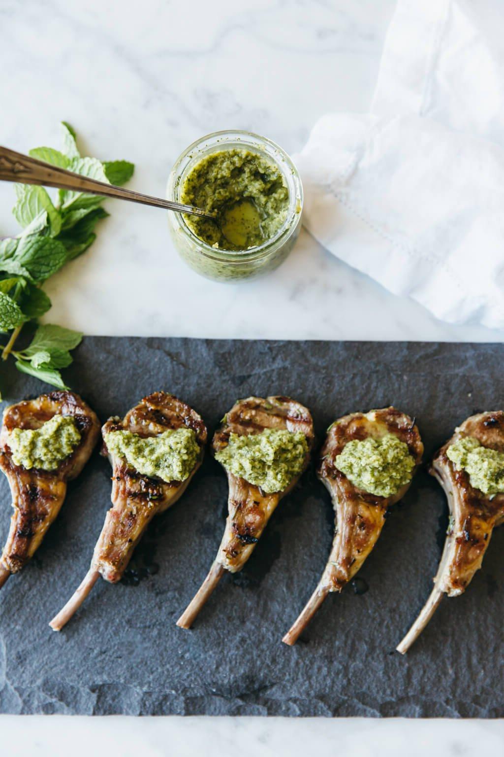 Die 60+ besten Mittelmeer-Diät-Rezepte 72 Rosmarin-gegrillte Lammkoteletts mit Minz-Apfelmus. Paleo-freundlich.