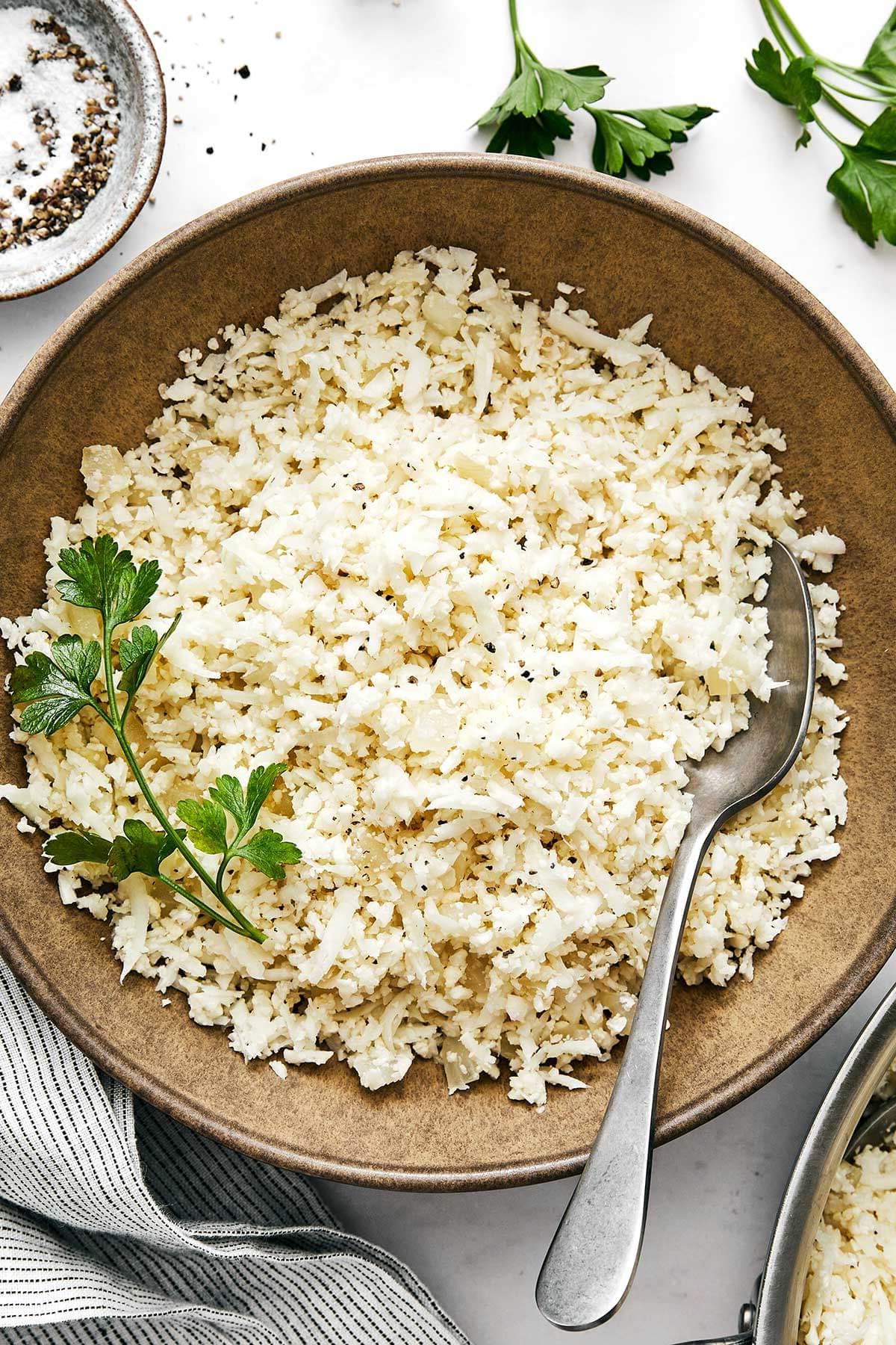 Die 60+ besten Mittelmeer-Diät-Rezepte 73 Eine Schüssel Blumenkohlreis.