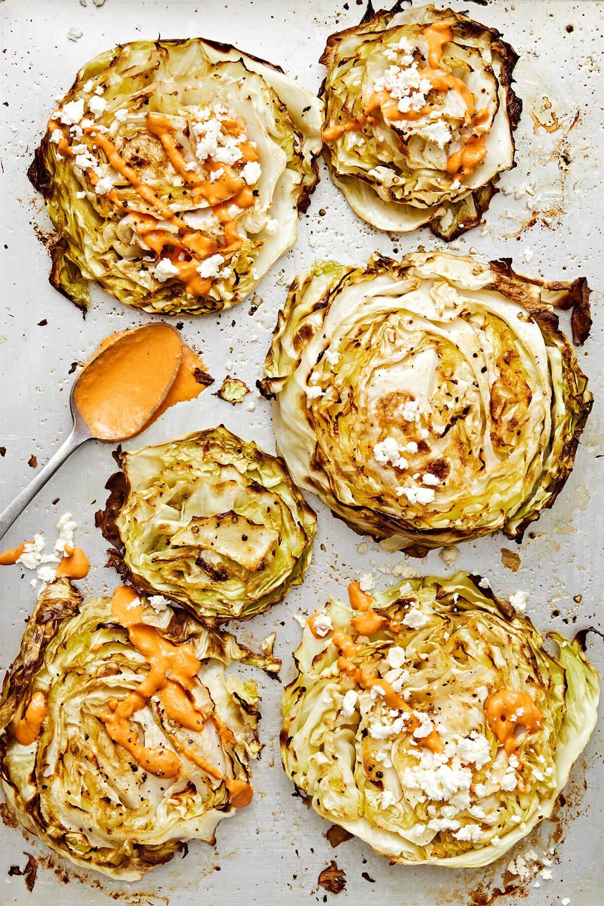 Die 60+ besten Mittelmeer-Diät-Rezepte 74 Kohlsteaks mit roter Paprika-Tahini-Sauce