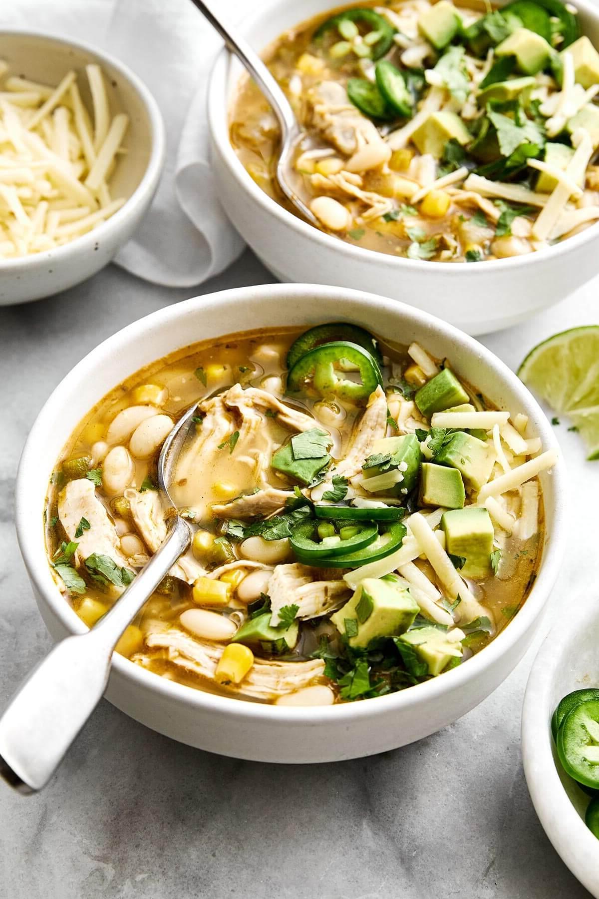 20+ Beste Suppenrezepte für Körper und Seele 9 Schale mit weißem Hähnchen-Chili und einem Löffel.