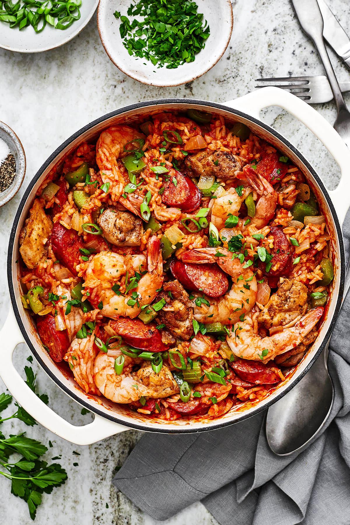 Top 10 Rezepte 2023 9 Jambalaya in einem großen weißen Topf, dampfend und servierfertig