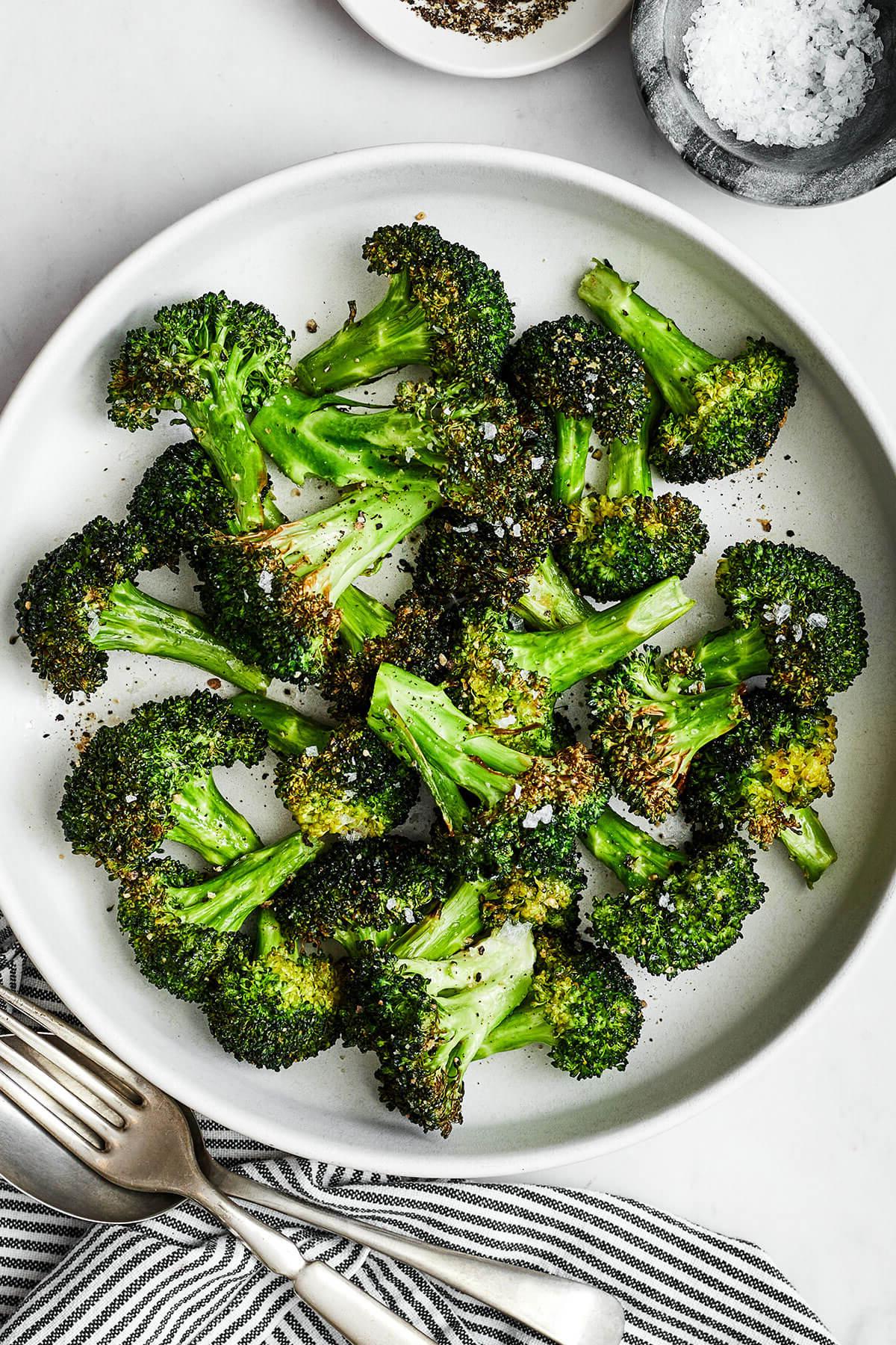 Einfache Heißluftfritteusen-Rezepte zum Immer-wieder-Zubereiten 9 Air fryer broccoli on a plate