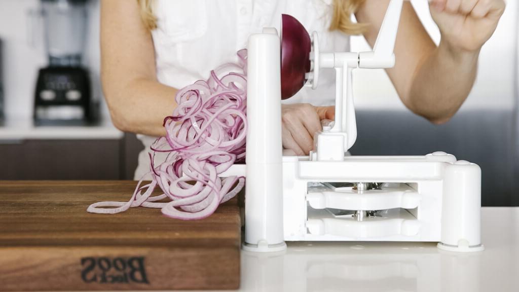 Der Spiralizer ist eines meiner Lieblingsküchengeräte. Hier sind meine bevorzugten Gemüsesorten zum Spiralisieren, Spiralizer-Tipps und Rezepte. Lernen Sie, wie man rote Zwiebeln spiralisiert.