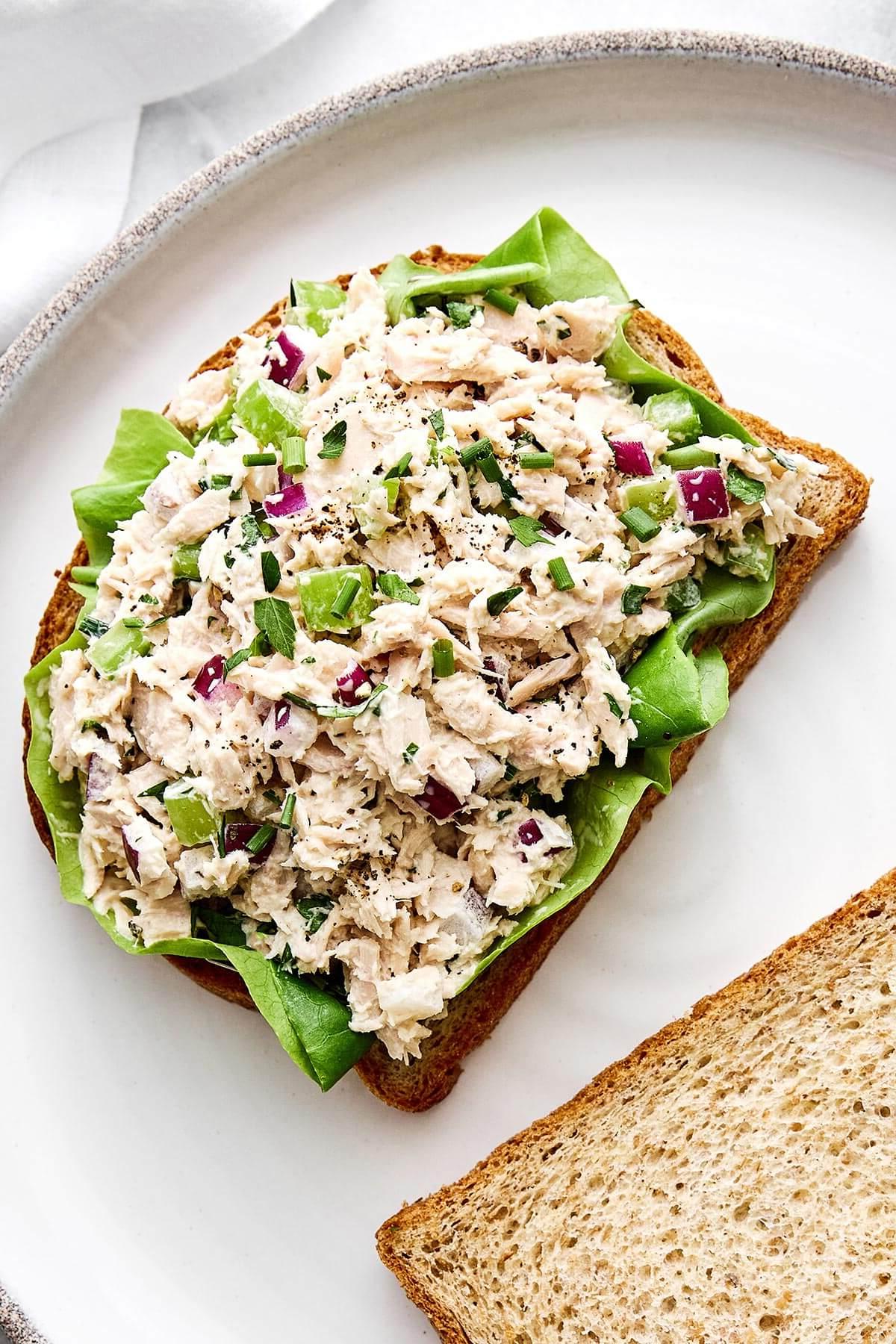 50+ Beste Einfache Abendessen Ideen 9 Thunfischsalat auf einem Stück Toast.