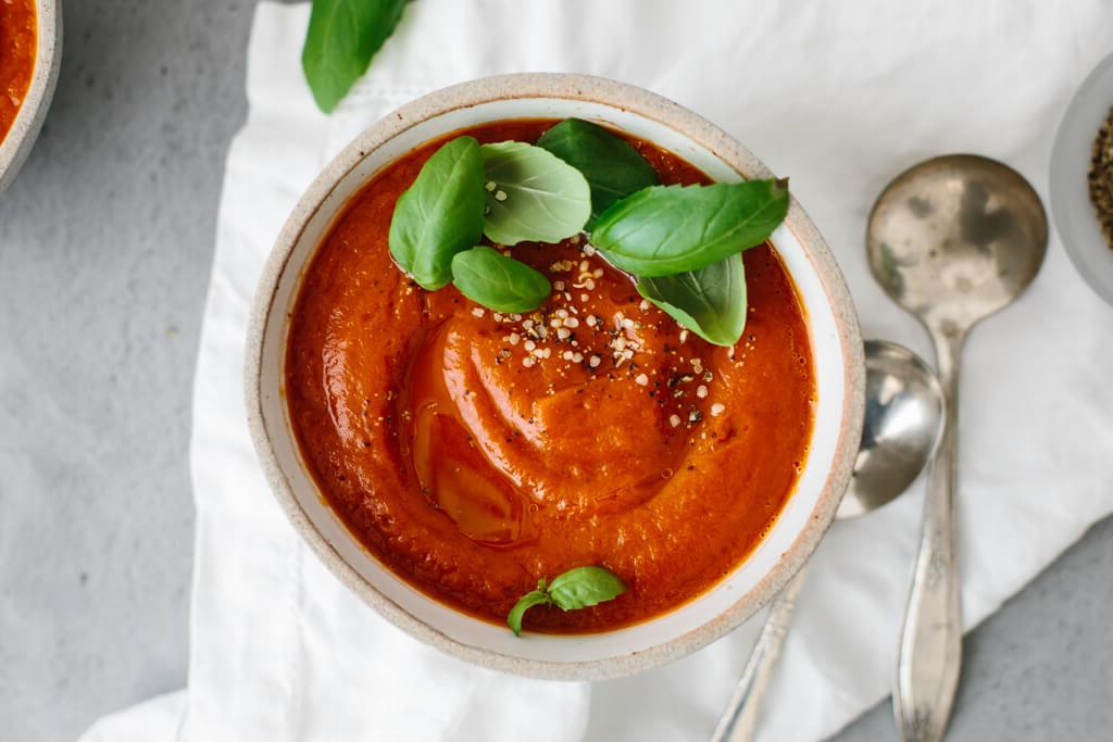 Geröstete Paprika-Tomaten-Suppe ist eine Mischung aus roten Paprika, Tomaten, Zwiebeln und Knoblauch. Sie ist ein geschmackvolles und gesundes Suppenrezept!