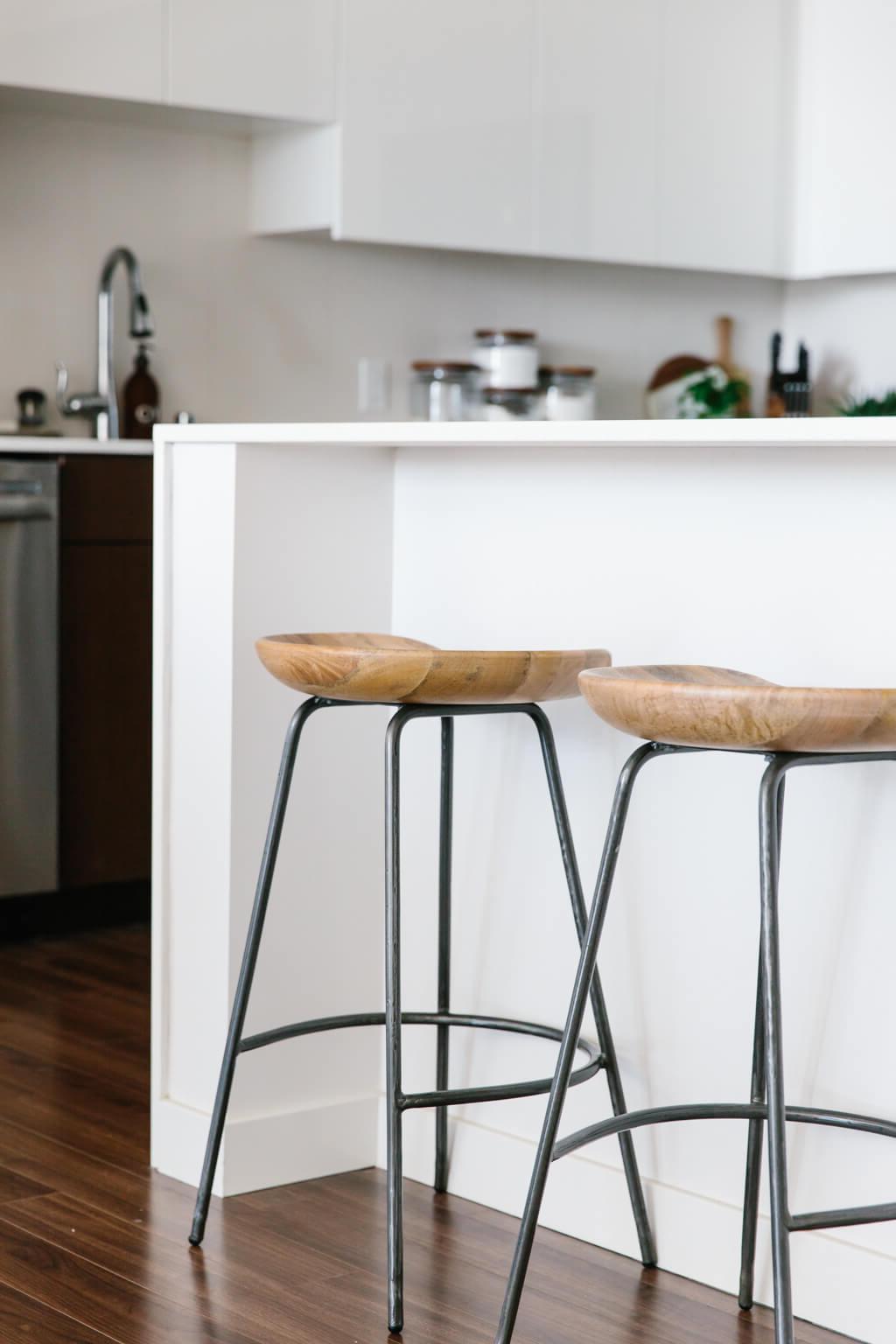 Eine minimalistische Küche gestalten. Meine Küche ist eine Mischung aus gemütlichem Minimalismus, warmer Moderne, skandinavischem und SoCal-Design. Hier sind 8 Tipps, die Ihnen helfen, Ihre Küche zu reinigen, aufzuräumen und ein wenig Minimalismus zu leben.