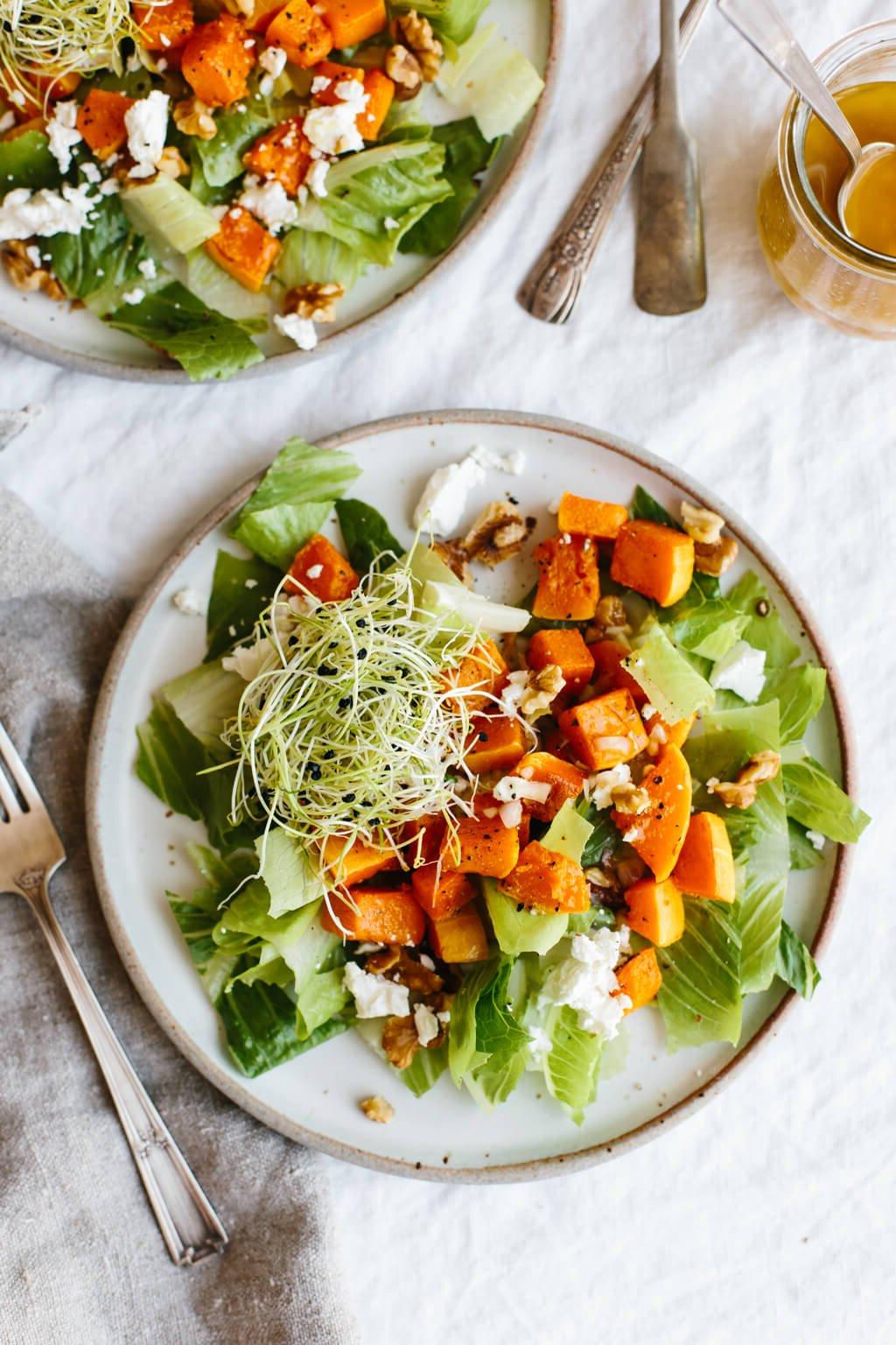 Die besten Butternusskürbis-Rezepte 9 Dieser geröstete Butternusskürbis-Salat ist einfach und schnell zubereitet! Er enthält nur eine Handvoll Zutaten, darunter gerösteten Butternusskürbis, Römersalat, Ziegenkäse, Walnüsse und Sprossen, ist aber voller Geschmack für ein köstliches Herbstsalatrezept.