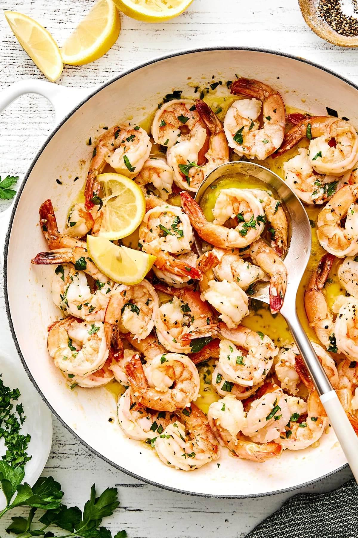 10+ beste Garnelenrezepte 9 Knoblauch-Butter-Garnelen in einer Pfanne.