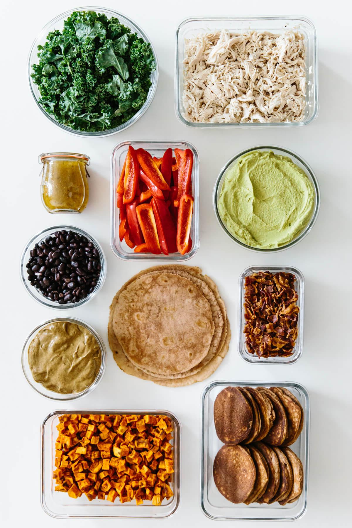 Einfache und gesunde Meal Prep Rezepte, die Ihnen helfen, Mahlzeiten für die Woche vorzubereiten! Vorbereitete einzelne Zutaten in Behältern.