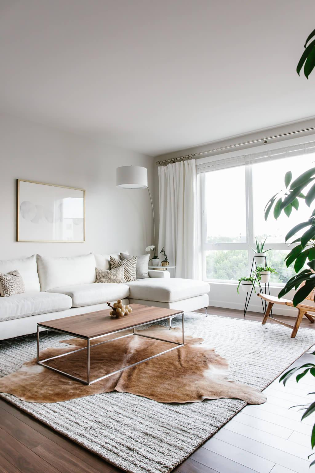 Tour durch mein modernes, minimalistisches Wohnzimmer. Mein Einrichtungsstil ist eine Mischung aus Minimalismus, Mid-Century Modern, Skandinavien und SoCal-Flair. Helle, offene Raumgestaltung mit einem modernen Esstisch und Samtstühlen.